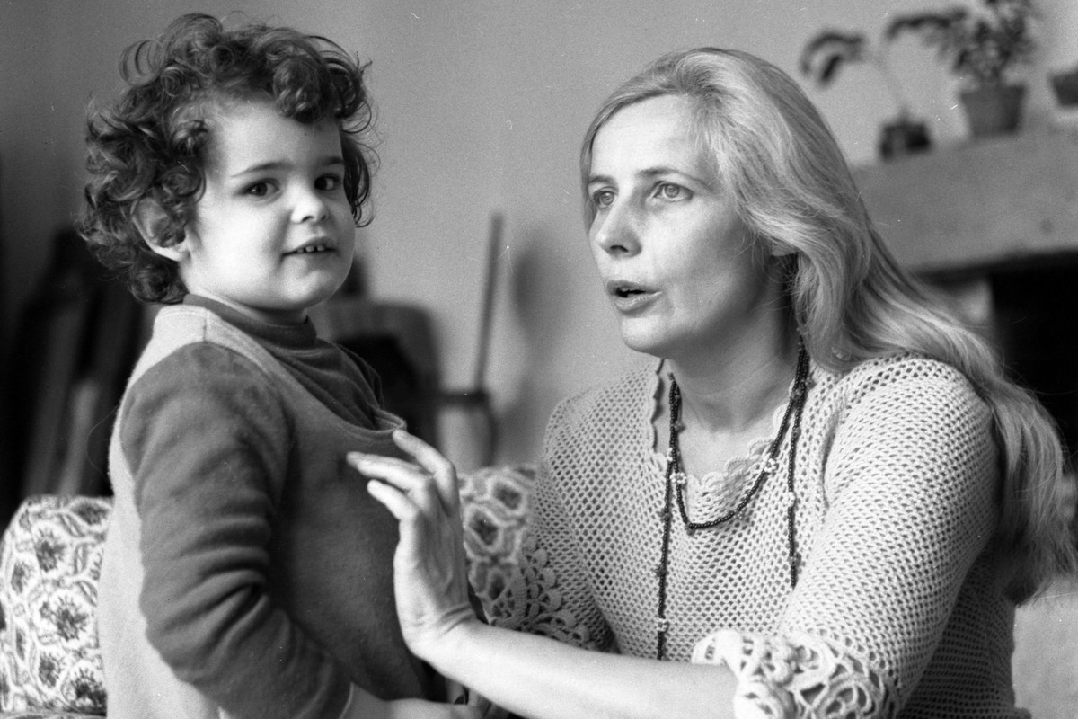Agnieszka Osiecka i jej córka Agata Passent w mieszkaniu poetki. Warszawa, 1976 rok - jamnik
