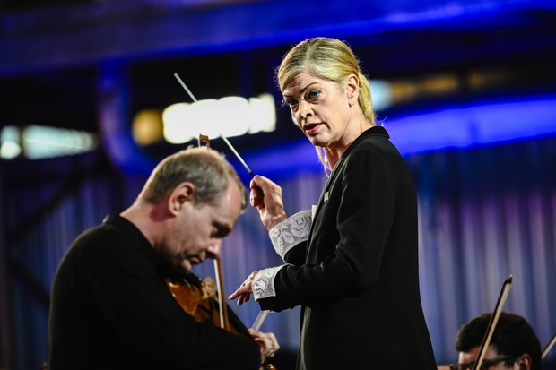 Gdynia, 23.07.2024. Założycielka i dyrektor muzyczna orkiestry, kanadyjska dyrygentka Keri-Lynn Wilson podczas koncertu Ukrainian Freedom Orchestra w stoczni CRIST w Gdyni