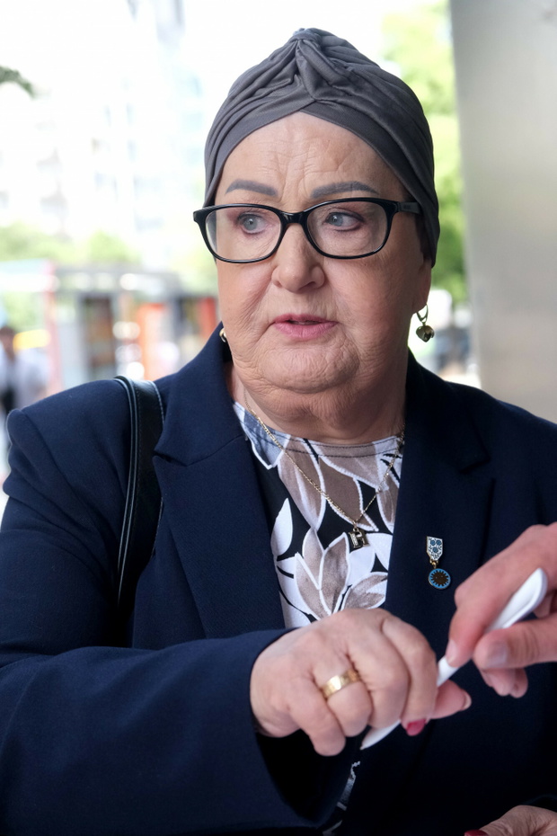 Henryka Krzywonos przed studiem DD TVN