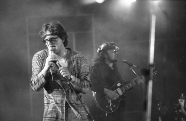 Warszawa 12.09.1987. Muzycy zespołu Perfect wokalista Grzegorz Markowski, gitarzysta Zbigniew Hołdys podczas koncertu na Stadionie Dziesięciolecia