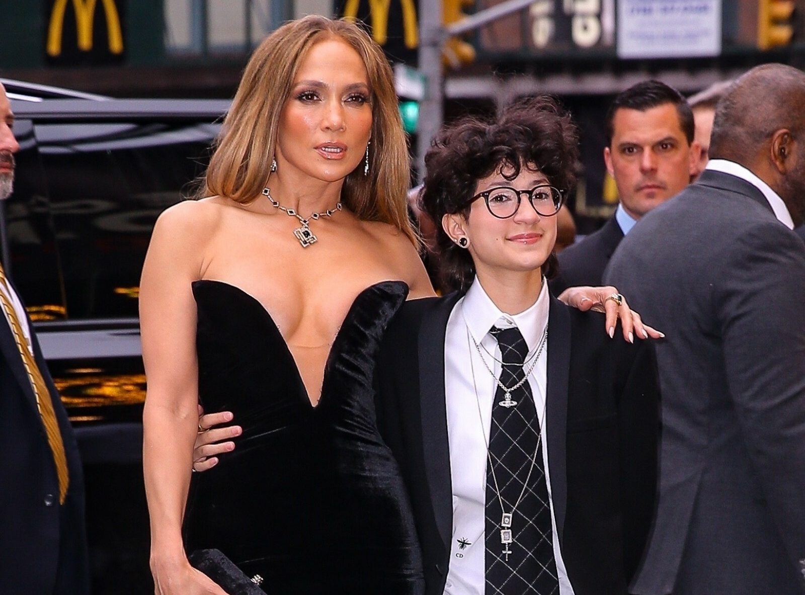 Jennifer Lopez i Emme Muniz, Premiera sztuki Good Night, and Good Luck