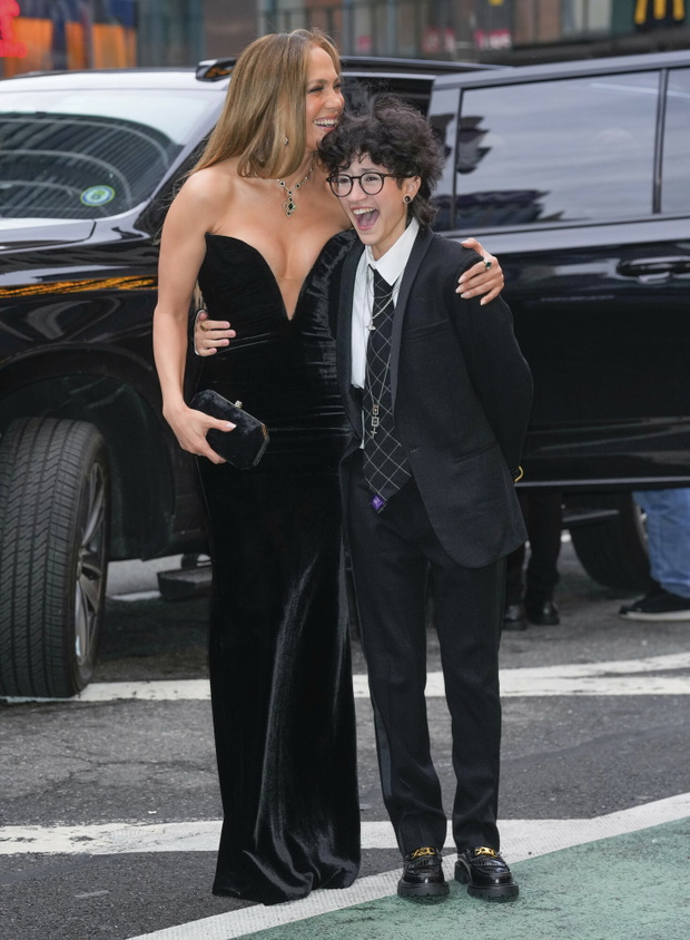 Jennifer Lopez i Emme Muniz, Premiera sztuki Good Night, and Good Luck