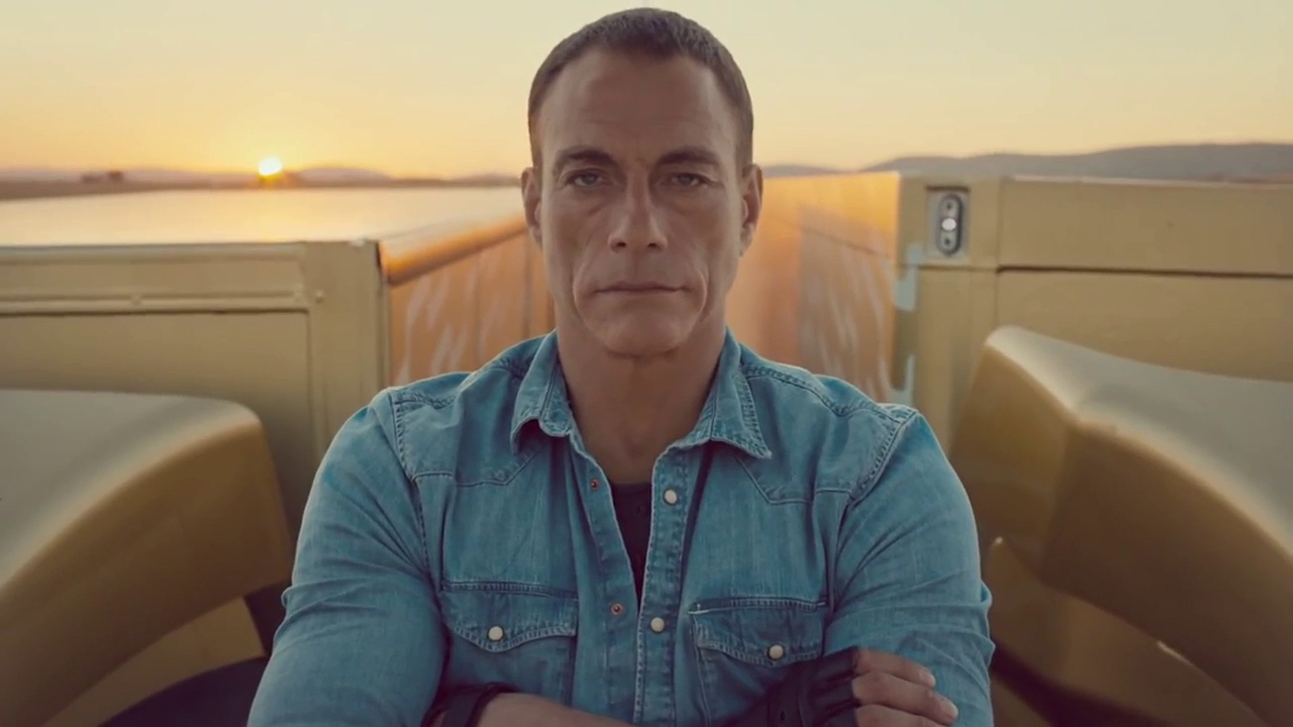 JEAN CLAUDE VAN DAMME SPLITS BETWEEN TWO LORRIES
