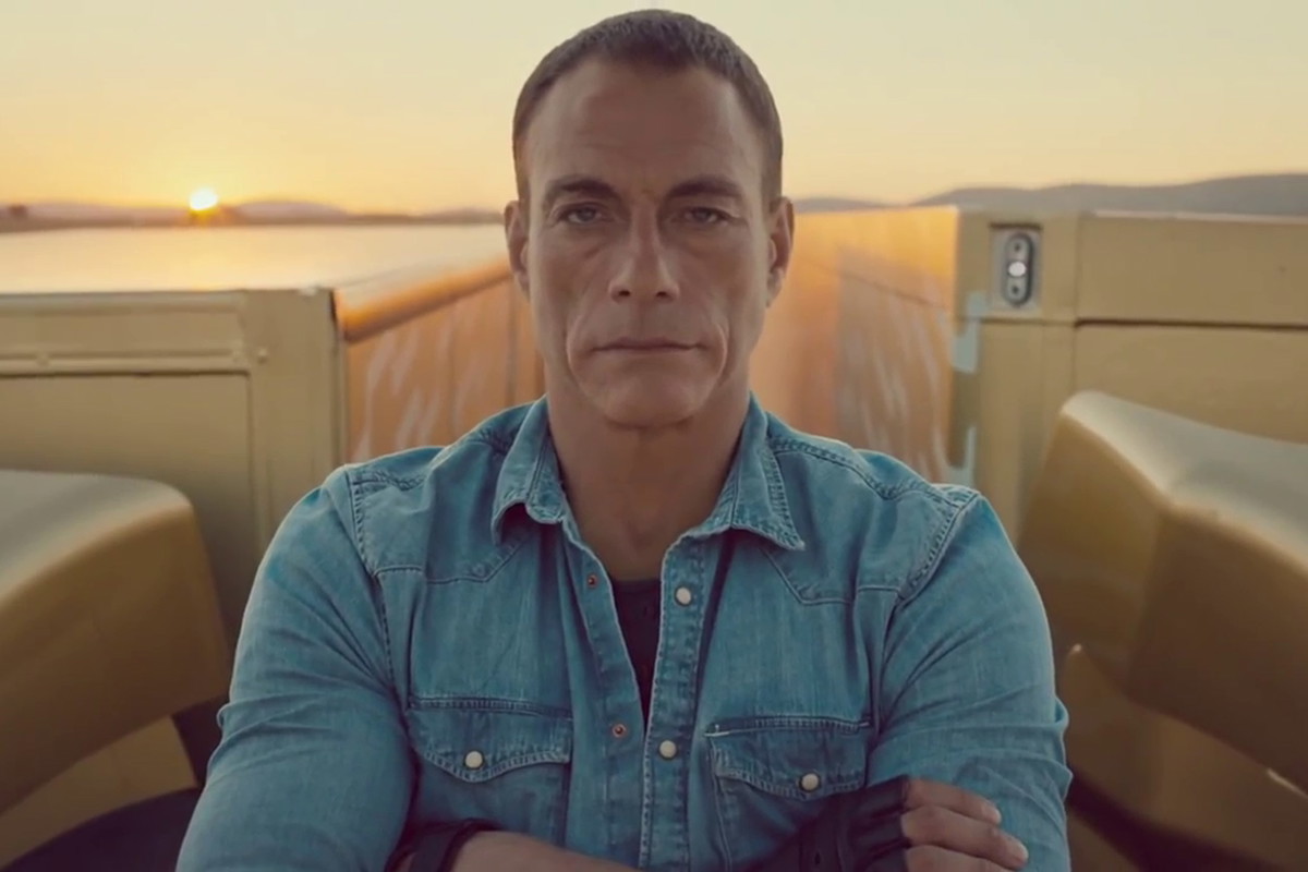 JEAN CLAUDE VAN DAMME SPLITS BETWEEN TWO LORRIES