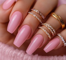 Coffin manicure, czyli trend na paznokcie trumienki, zyskuje na popularności.