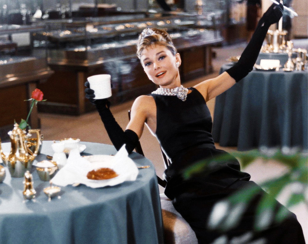hubert-de-givenchy-sekrety-czarnej-sukni-audrey-hepburn-ze-filmu-sniadanie-u-tiffany-ego