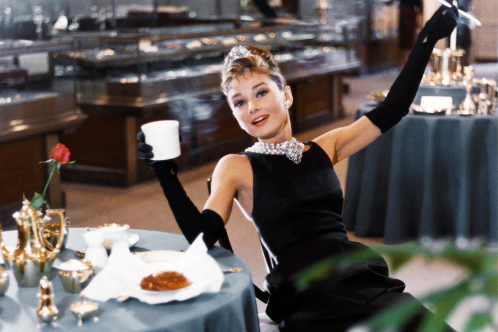 hubert-de-givenchy-sekrety-czarnej-sukni-audrey-hepburn-ze-filmu-sniadanie-u-tiffany-ego