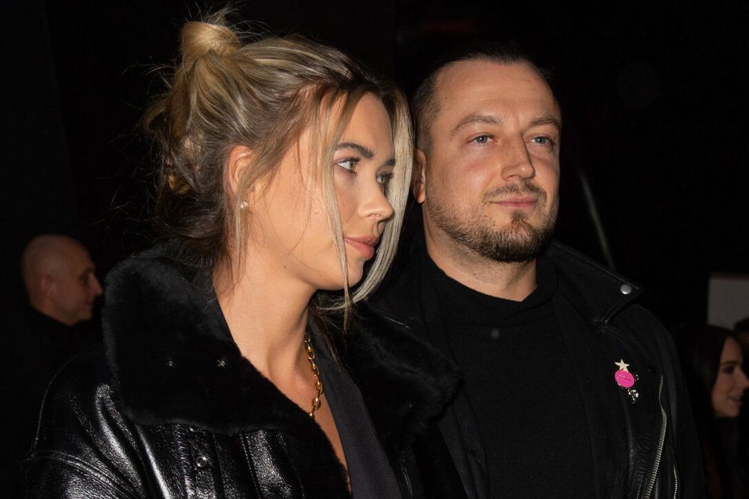 Sandra Kubicka, Baron, uroczysta premiera filmu „Filip”, Warszawa, 28.02.2023 r. - jamnik