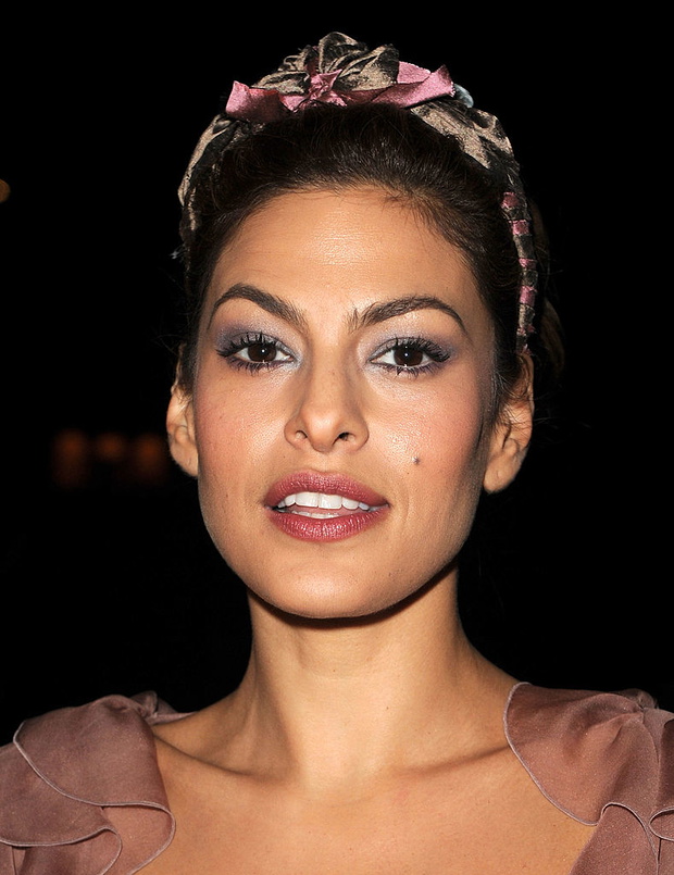 Eva Mendes dzięki opasce odmieniła zwykłe uczesanie.