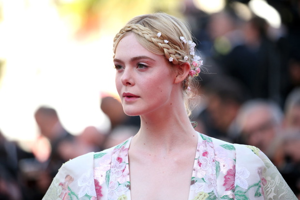 Elle Fanning w koronie z kwiatami