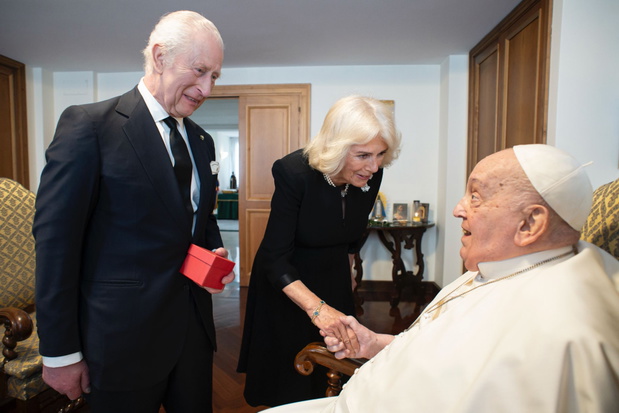 Król Karol III, królowa Kamila, papież Franciszek. 09.04.2025 rok
