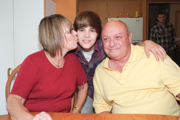 Justin Bieber z babcią i dziadkiem. 29.09.2009 rok