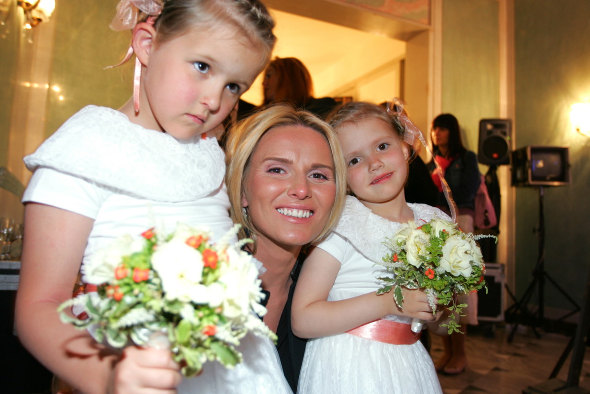 Hanna Lis z córkami, pokaz kolekcji Teresy Rosati, maj 2005