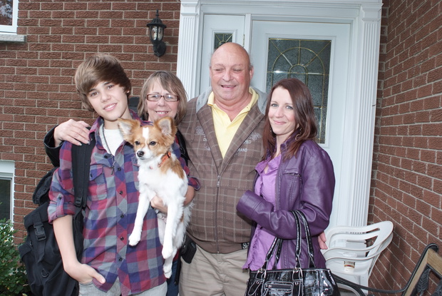 Justin Bieber z babcią, dziadkiem i mamą. 29.09.2009 rok