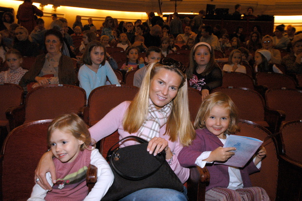Hanna Lis z córkami, Julią i Anią, 2004 r.