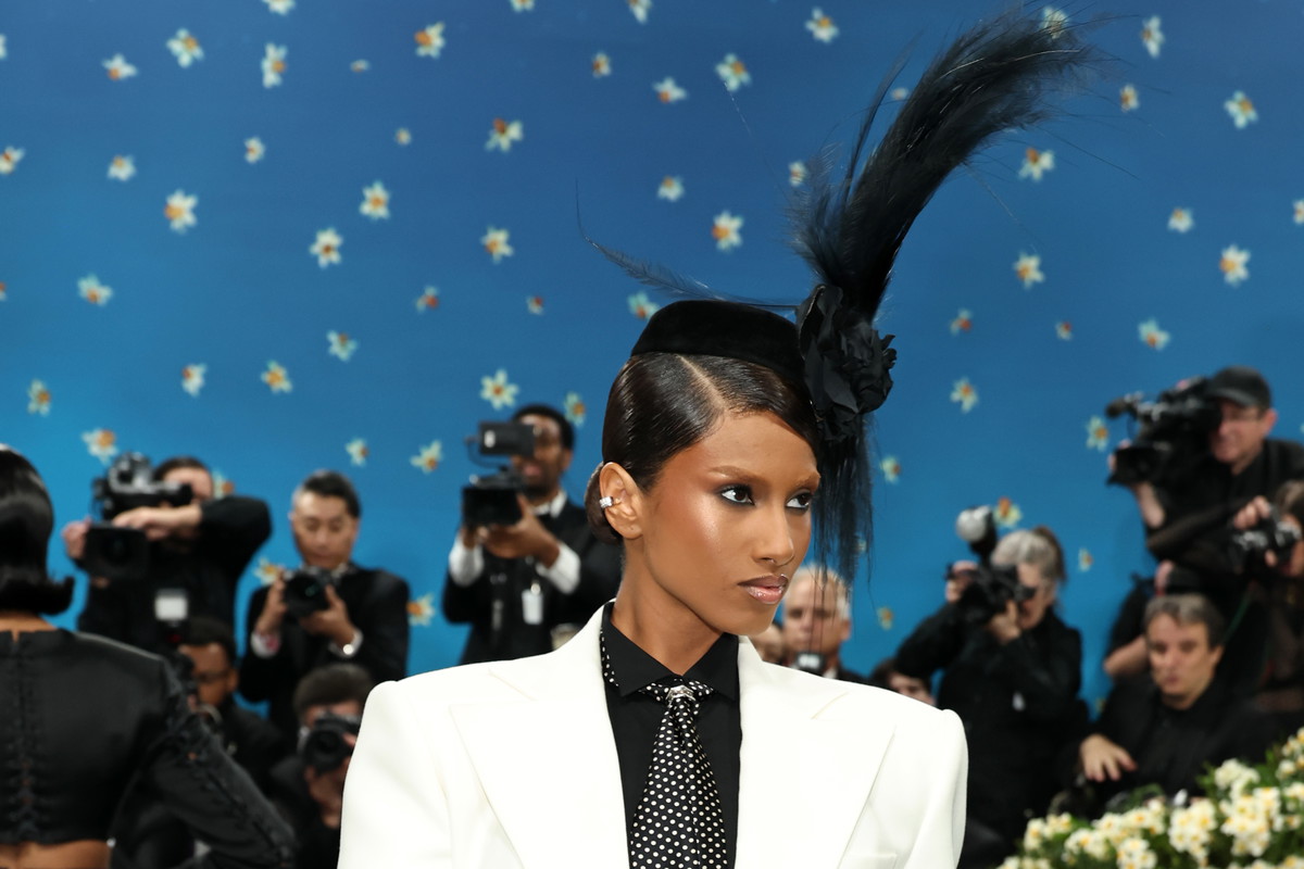 Modelka Imaan Hammam w kreacji Magda Butrym na MET Gala 2025