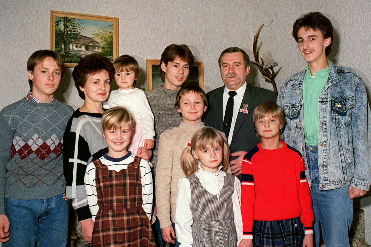 Lech Wałęsa, Danuta Wałęsa, dzieci Lecha Wałęsy, Gdańsk, 06.12.1988 rok - jamnik