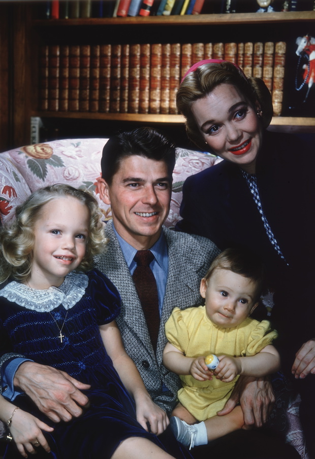 Ronald Reagan, z pierwszą żoną Jane Wyman i dwóją dzieci, 1945