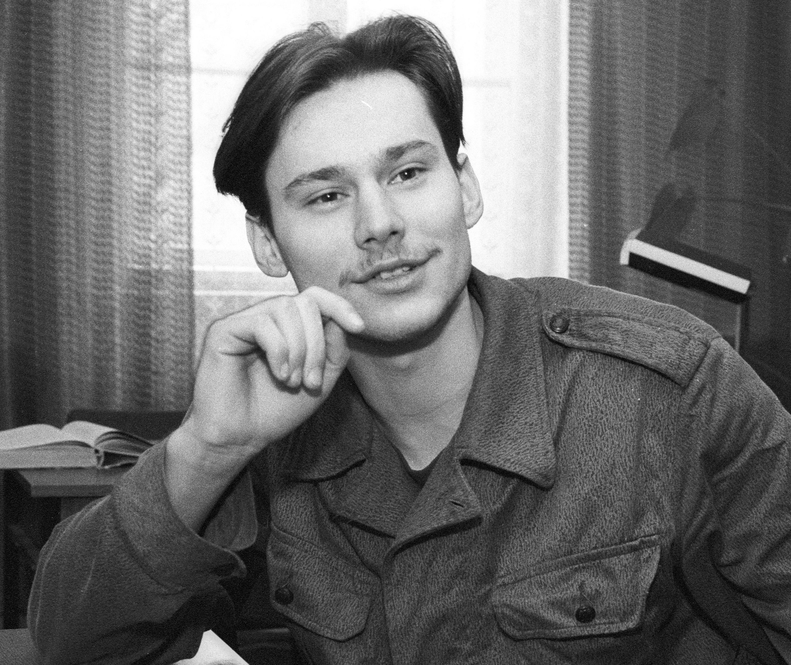 Sławomir Wałęsa, syn Lecha Wałęsy w wojsku. Żagań, 17.03.1994 rok - jamnik