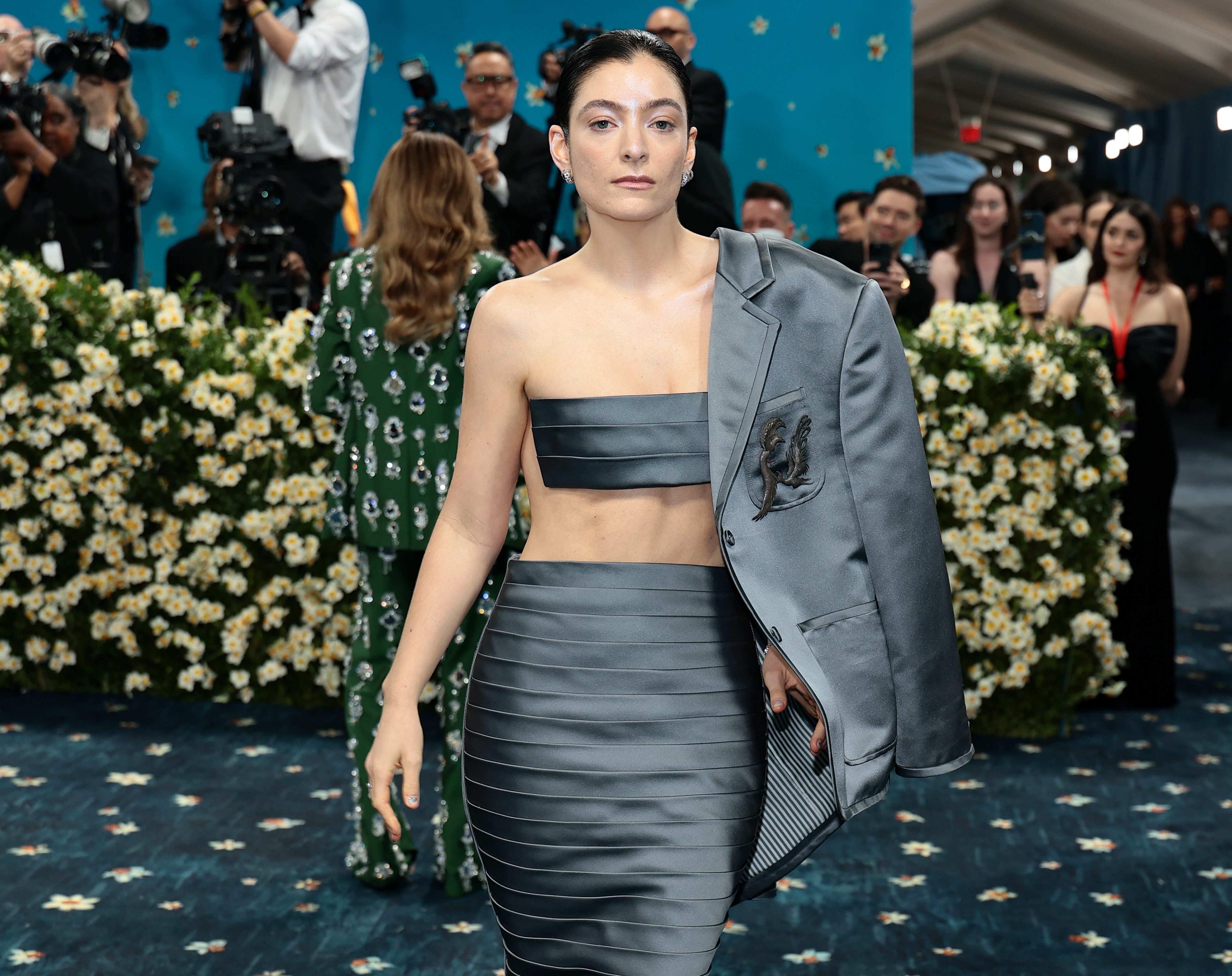 Lorde - stylizacje i styl ubierania się artystki nowym trendem w modzie na 2025