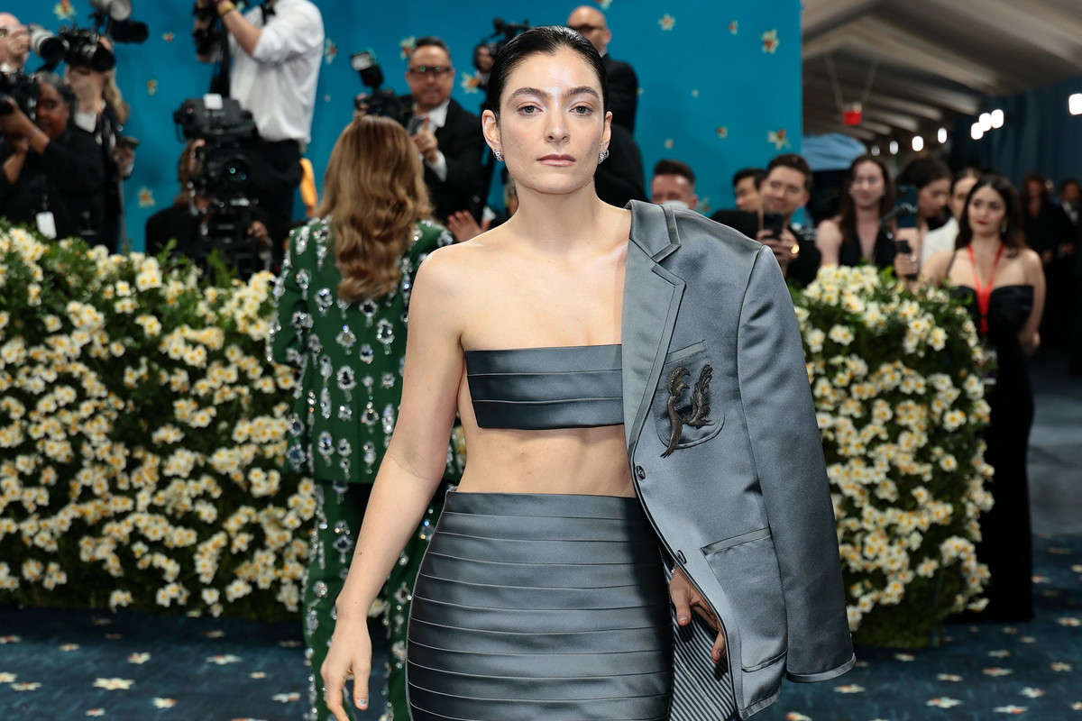 Lorde - stylizacje i styl ubierania się artystki nowym trendem w modzie na 2025