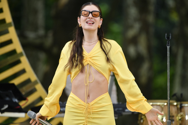 Lorde - stylizacje i styl ubierania się artystki nowym trendem w modzie na 2025