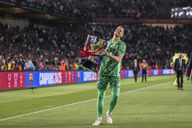 Wojciech Szczęsny  świętuje z trofeum po meczu z hiszpańską ligą La Liga EA Sports, meczu piłkarskim rozegranym pomiędzy FC Barcelona i Villarreal CF na Estadi Olimpic Lluis Companys 18 maja, 2025