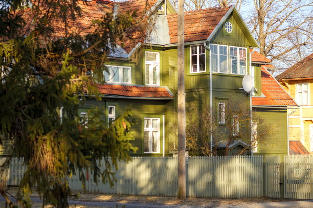 Klimat Parnawy tworzą drewniane domki w uzdrowiskowym stylu