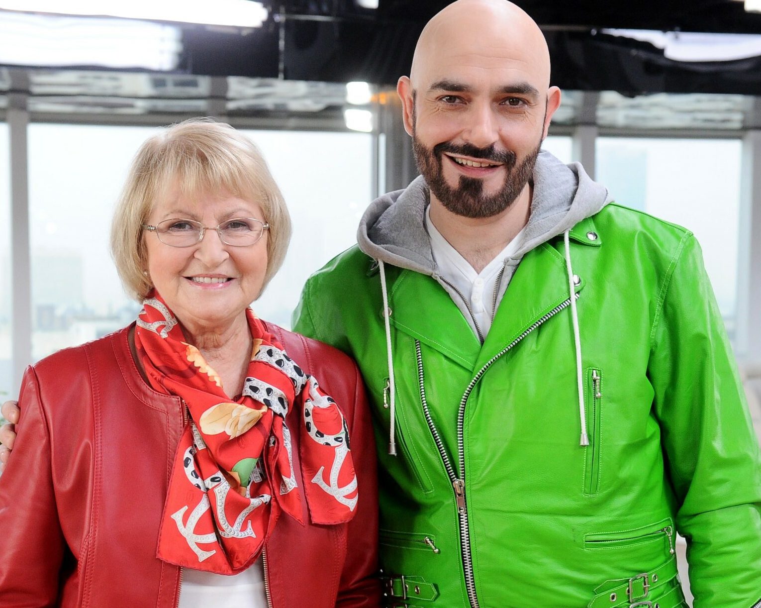 Mariusz Szczygielski, mama Iwona Racz-Szczygielska, plan „Dzień Dobry TVN”, Warszawa, 17.10.2013 rok - jamnik