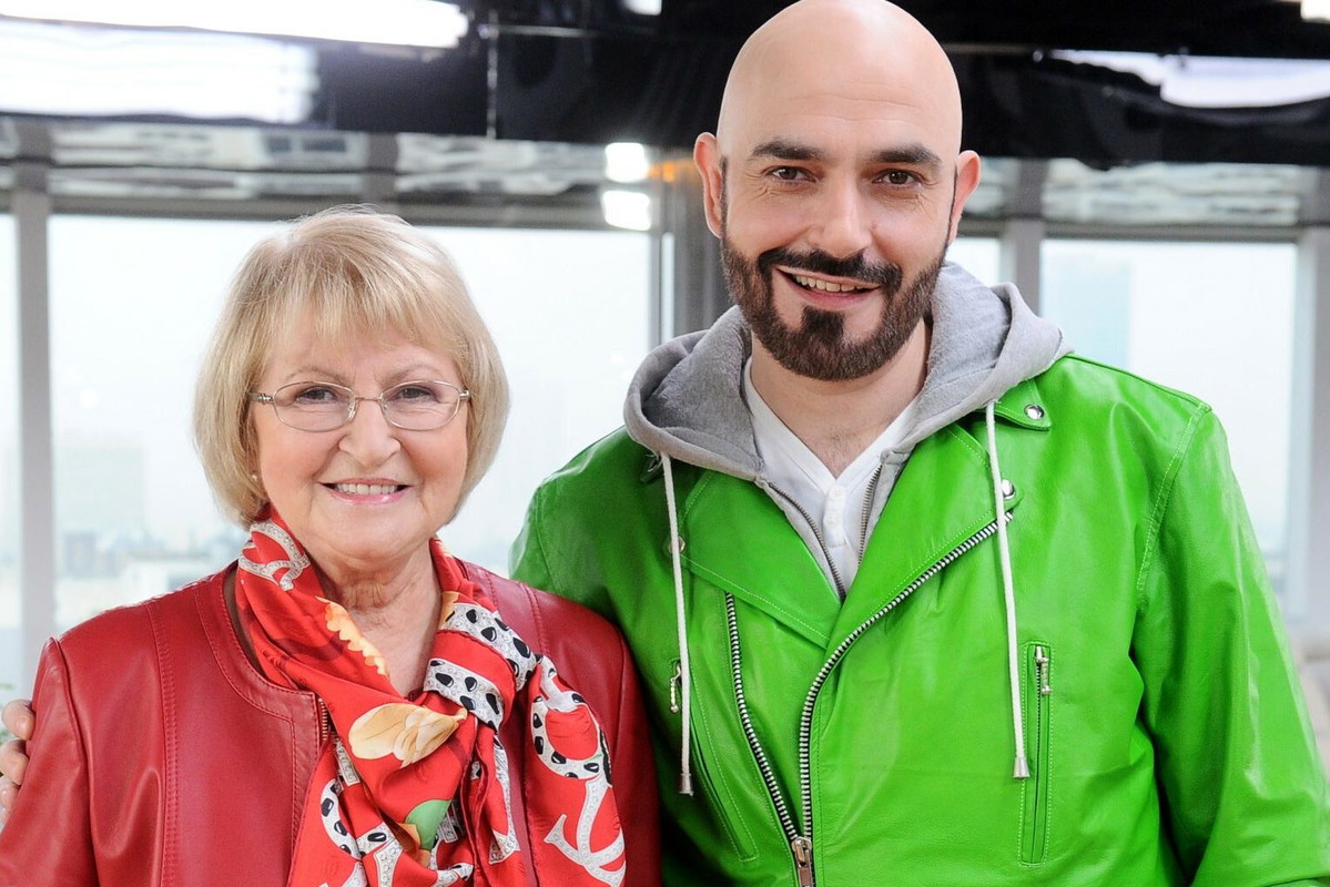 Mariusz Szczygielski, mama Iwona Racz-Szczygielska, plan „Dzień Dobry TVN”, Warszawa, 17.10.2013 rok - jamnik