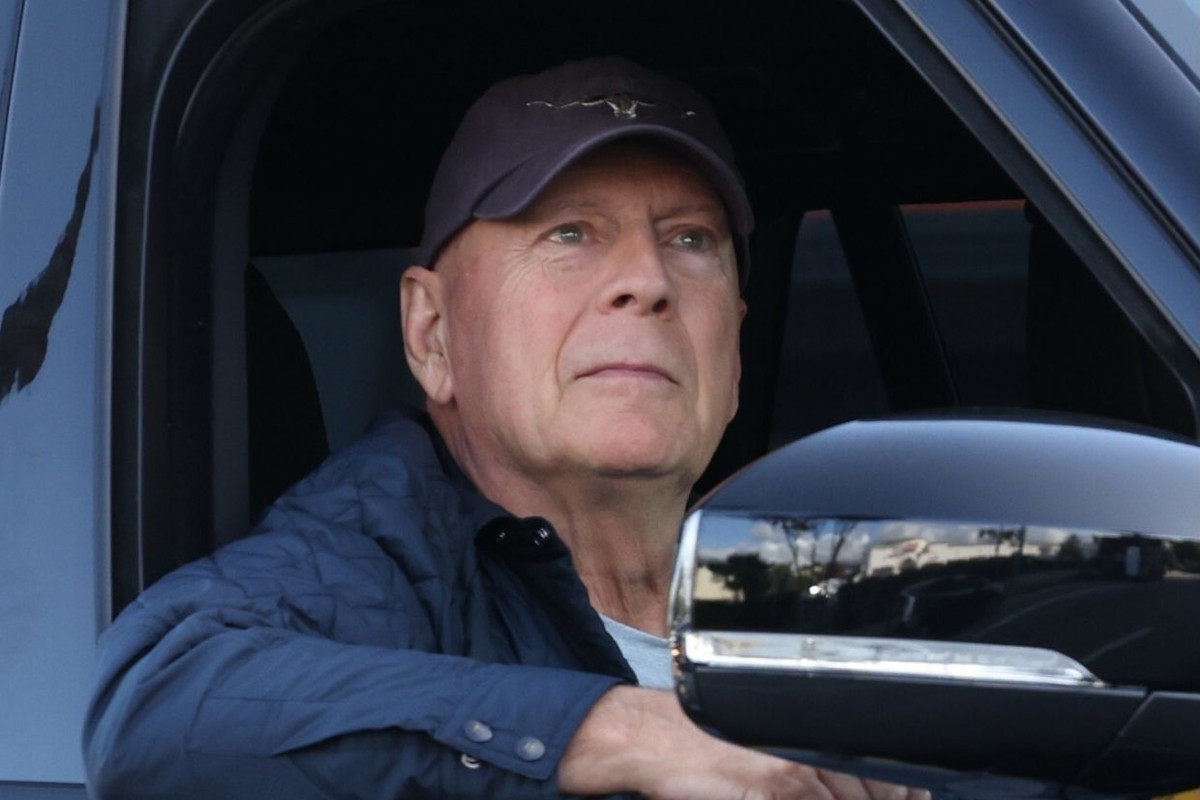Bruce Willis w samochodzie