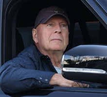Bruce Willis w samochodzie