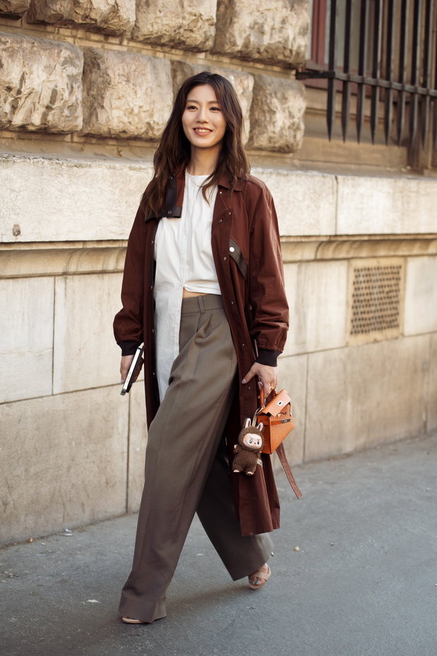 Street Style - Paris Fashion Week - Womenswear Fall/Winter 2025/2026 - Day Six