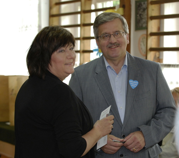 Bronis?aw Komorowski g?osuje