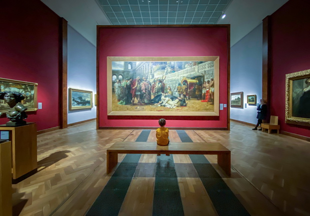 Chłopiec siedzący na ławce w muzeum przed obrazem. Muzeum Narodowe, Warszawa.