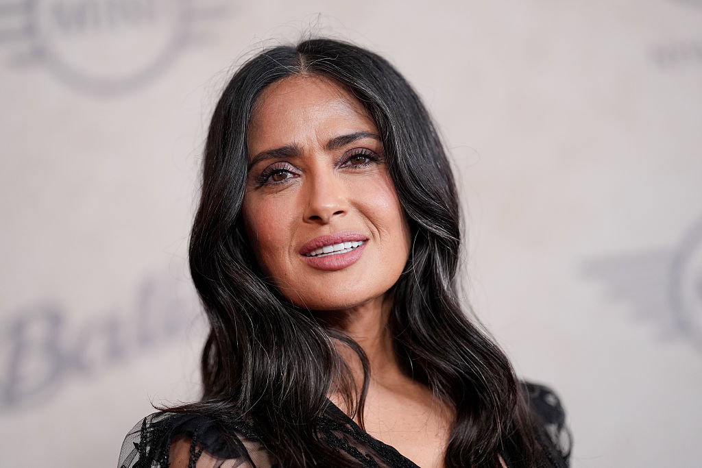 Salma Hayek z siwymi włosami