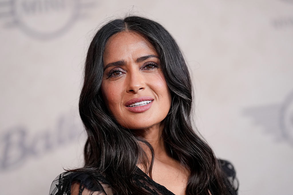 Salma Hayek z siwymi włosami