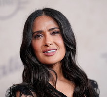 Salma Hayek z siwymi włosami