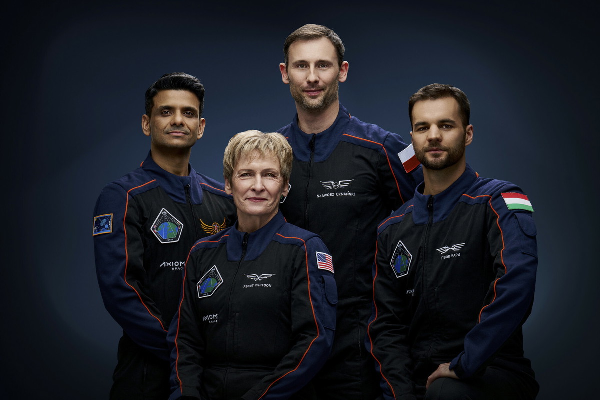 Sławosz Uznański i reszta kosmonautów w statku Dragon SpaceX
