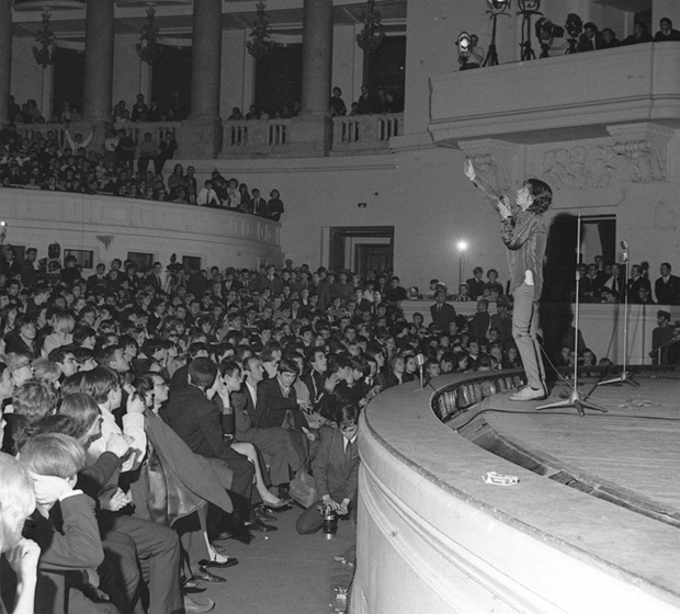 Warszawa 13.04.1967. Koncert brytyjskiej grupy rockowej The Rolling Stones w Sali Kongresowej Pałacu Kultury i Nauki. Na scenie wokalista Mick Jagger