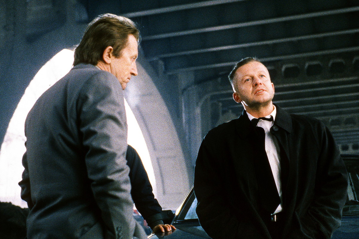 Warszawa 1994. Realizacja filmu sensacyjnego w reżyserii Władysława Pasikowskiego pt. Psy 2 Na zdjęciu: aktorzy, Edward Linde-Lubaszenko jako kapitan UOP Tadeusz Stopczyk (L) i Bogusław Linda jako Franz Maurer