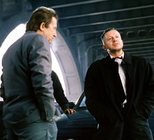 Warszawa 1994. Realizacja filmu sensacyjnego w reżyserii Władysława Pasikowskiego pt. Psy 2 Na zdjęciu: aktorzy, Edward Linde-Lubaszenko jako kapitan UOP Tadeusz Stopczyk (L) i Bogusław Linda jako Franz Maurer