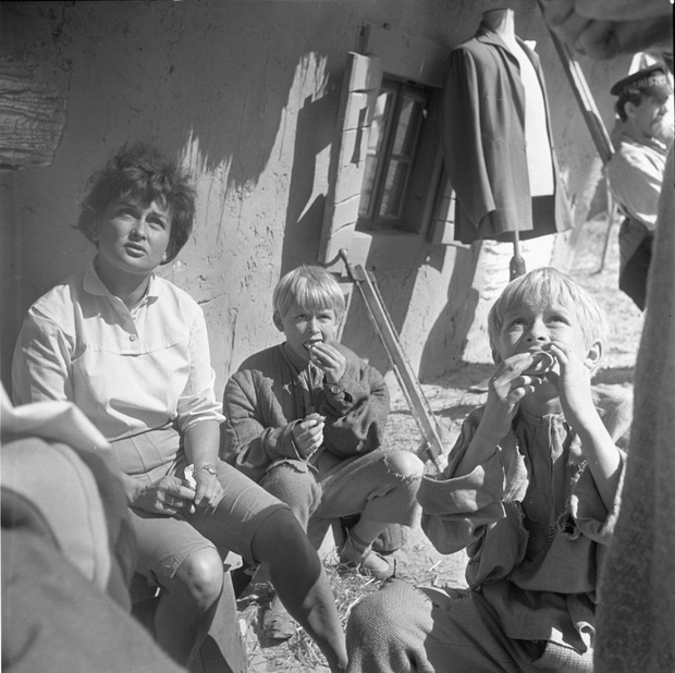 Warszawa, 10.1961 r. Jadwiga Kaczyńska, Jarosław Kaczyński, Lech Kaczyński