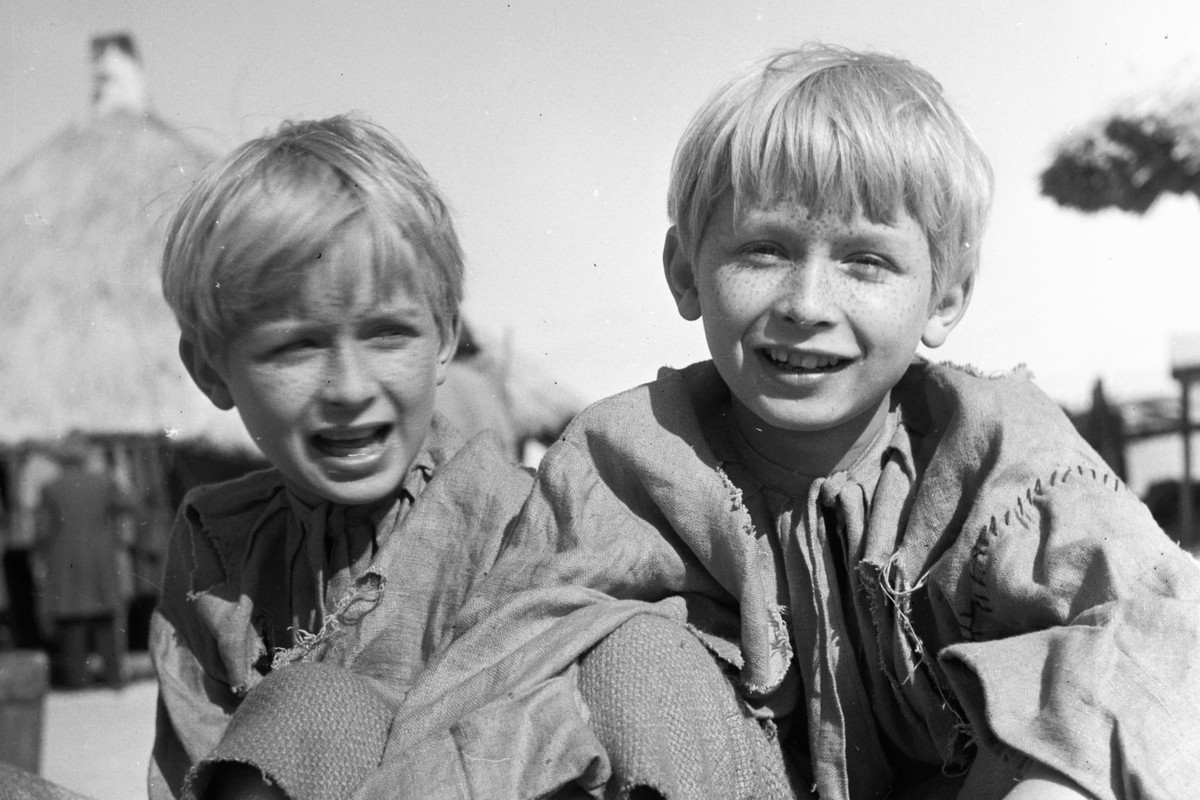 Warszawa, 10.1961 r. 12-letni bliźniacy Lech i Jarosław Kaczyńscy na planie filmu „O dwóch takich co ukradli księżyc” w reżyserii Jana Batorego.