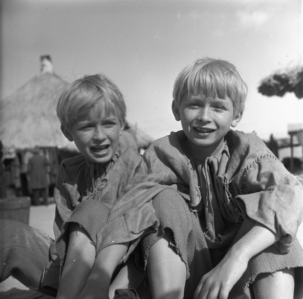 Warszawa, 10.1961 r. 12-letni bliźniacy Lech i Jarosław Kaczyńscy na planie filmu „O dwóch takich co ukradli księżyc” w reżyserii Jana Batorego.
