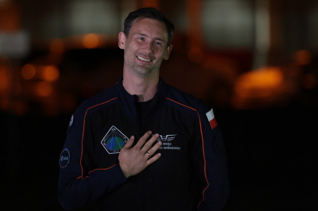 Floryda, 25.06.2025. Na zdjęciu z 24 bm. Polski astronauta Sławosz Uznański-Wiśniewski podczas pożegnania astronautów w Centrum Kosmicznym Johna F. Kennedy’ego na przylądku Canaveral