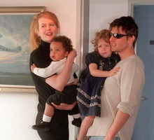 Nicole Kidman i Tom Cruise z dziećmi, Connorem i Isabellą, 24.01.1996 r.