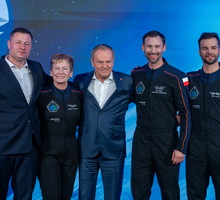 Od lewej: Krzysztof Paszyk, Peggy Whitson, Donald Tusk, Slawosz Uznanski-Wisniewski i Tibor Kapu, konferencja prasowa, Warszawa, 2025/02/05