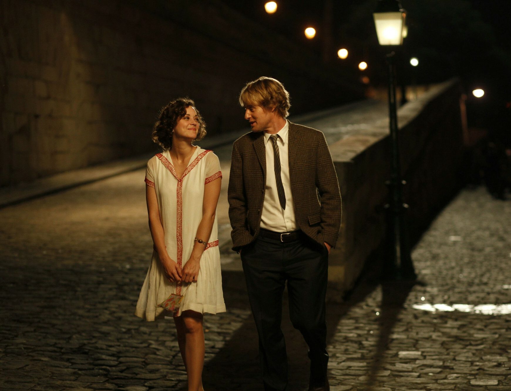 Marion Cottiliard i Owen Wilson, kadr filmu "O północy w Paryżu"