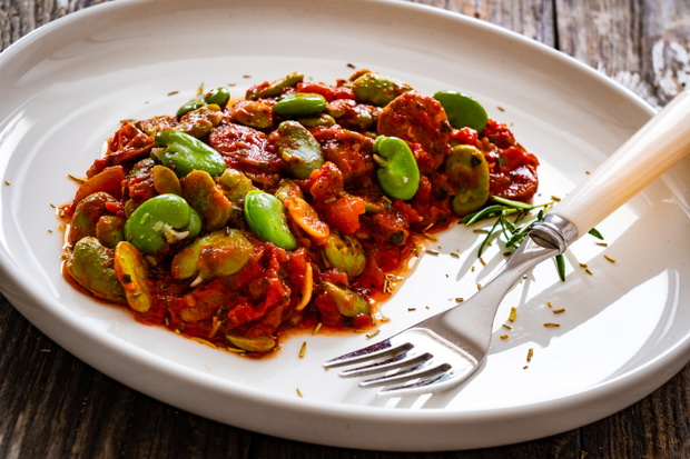 Hiszpański tapas - bób z chorrizo